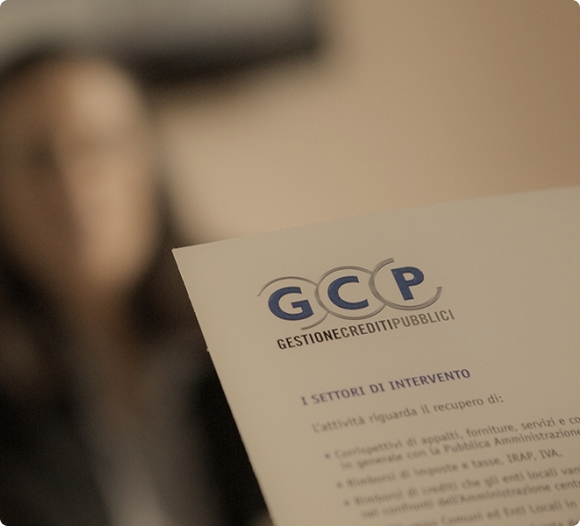mani che tengono il logo di Gestione Crediti Pubblici