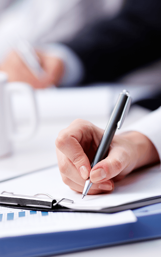 mano che scrive su un foglio